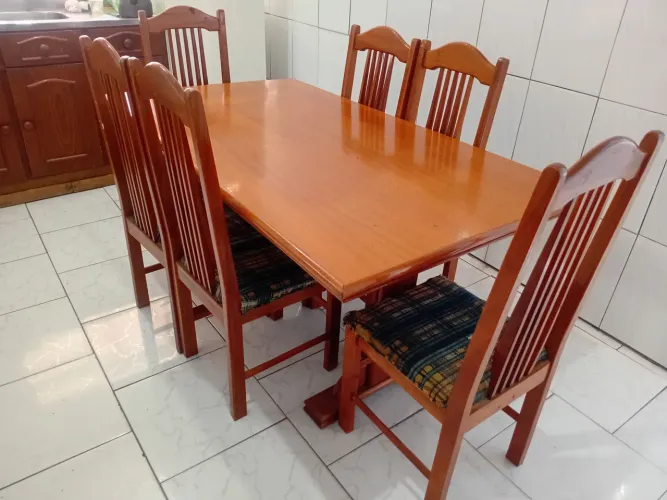 Mesa colonial com 6 cadeiras 