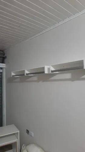 Araras de parede com prateleiras MDF