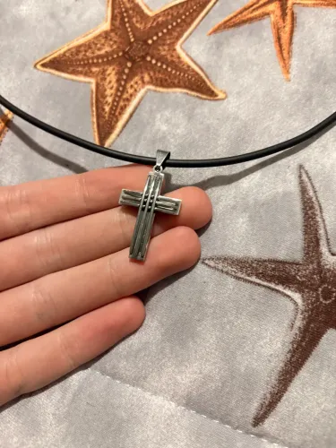 Colar de couro + pingente de cruz