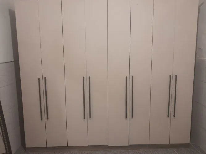 Quadra roupa 8 portas. Detalhe tem que desmontar e eu não faço a entrega .Só acento Pix