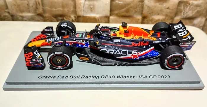 Miniatura Formula 1 Red Bull RB19 Max Verstappen Winner USA GP 2023 Spark 