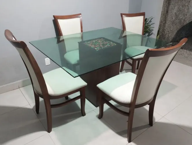 Mesa com 4 cadeiras de madeira maciça estofadas entrego ler anúncio 