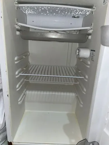 Frigobar semi novo