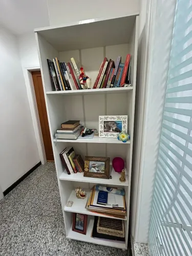 Estante branca ideal para livros e suveniers/ guardar alimentos