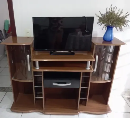 Rack com espaço para tv de 32p.ou pode pôr um aquário, bem conservado,300 reais, urgente