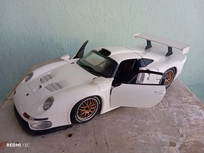 Top Miniatura Porsche 911 GT1 Street Version - UT Models - escala 1/18