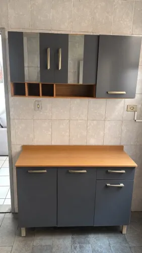 Armário de cozinha completo cinza e amadeirado com balcão e aéreos