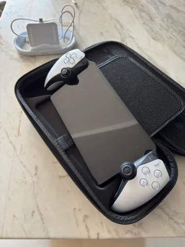PlayStation Portal com case e base de carregamento