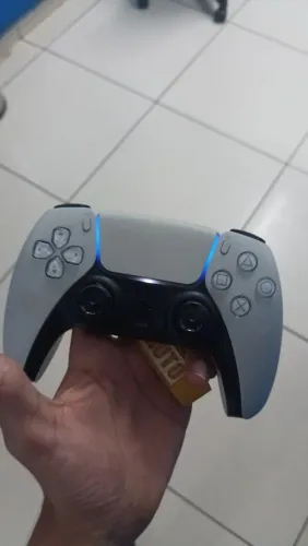 CONTROLE DE PS5 com borrachinhas gastas