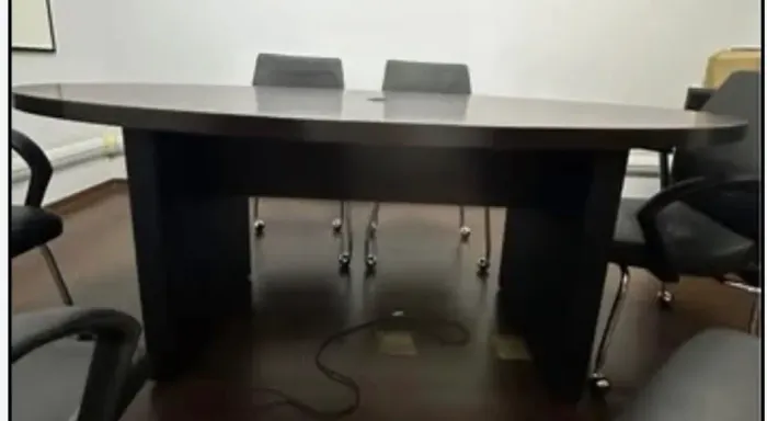 mesa de reunião em madeira  e pernas em couro