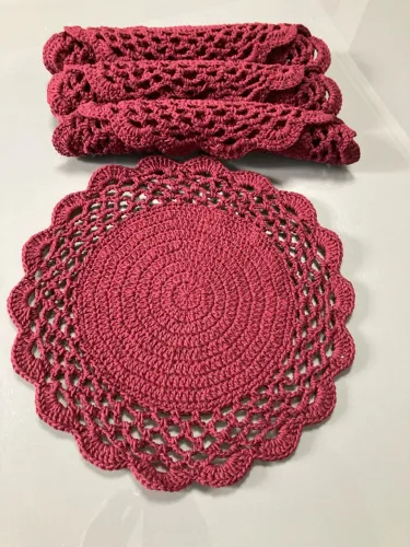 Supla De Crochê Redondo Kit 4 Peças Cor Bordô (Sousplast mesa posta)