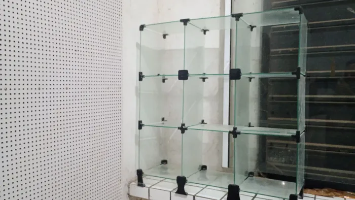 Estante de vidro Modular, medindo 0,63x0,63cm. Com 3 colunas e 9 nichos 0,20x0,20x0,20cm.