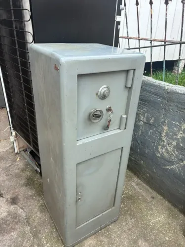 Cofre mecânico com senha e chave
