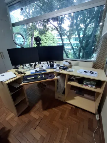 Mesa de Escritório em L. Completa, funcional e resistente.