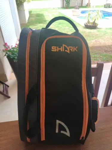 Raqueteira Shark semi nova pouco uso