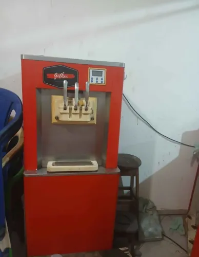 Maquina sorvete expresso com balcão vidro e batedor Milk Shake.