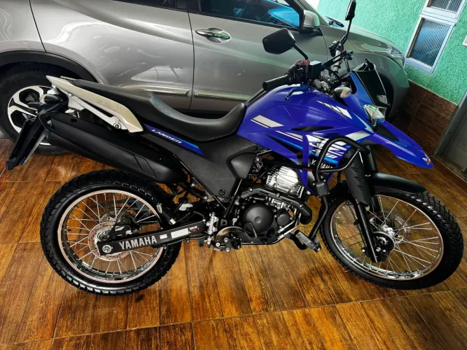 Moto extremamente conservada, pneus novos, pastilhas de freios novas e revisão em dia.