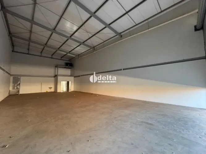 Galpão disponível para locação no bairro Santa Mônica em Uberlândia - MG