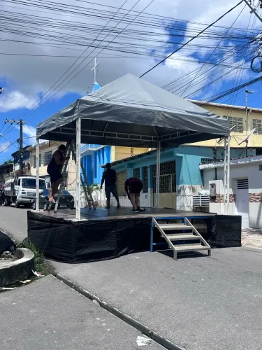 Vendo palco com tenda medindo 5x4