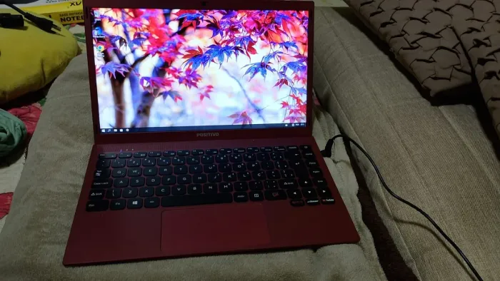 Notebook positivo vermelho, ideal para estudos e trabalhos. Design moderno e leve .