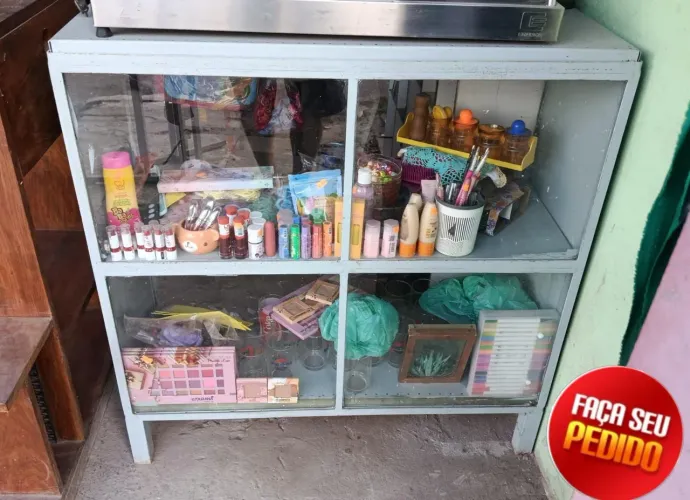 Balcão de ferro com vitrine na frente
