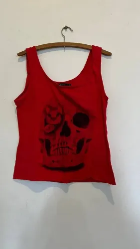 BRECHÓ - Camiseta regata vermelha estampa caveira com gatinho tamanho P/M bluesteel