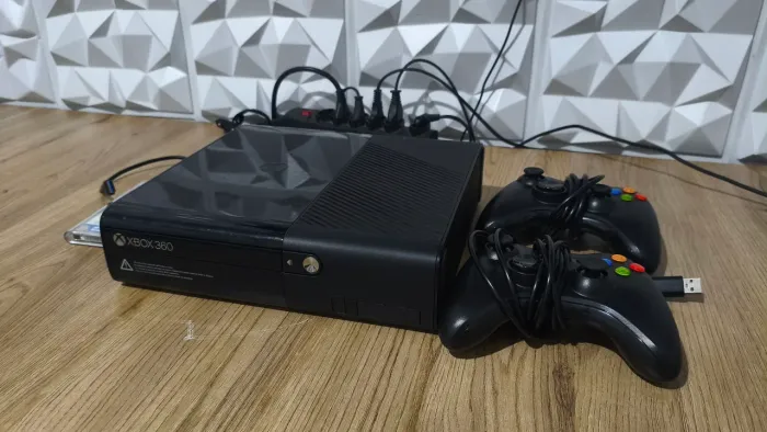 Xbox 360 500GB 2 controles