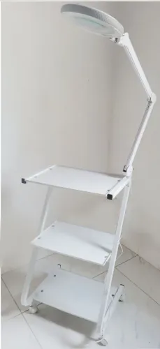 Mesinha auxiliar + luminária