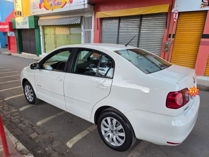 Volkswagen Polo Sedan 1.6 MI Total Flex 8V 4P 2013