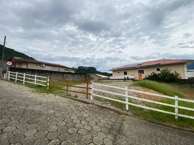 Terreno com 525m² com duas frentes, Br 282 e rua lateral em Santo Amaro da Imperatriz