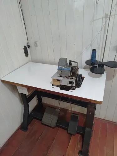 Overlock 3 fios com mesa 220V 