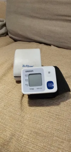 Aparelho de pressão Omron HEM 6122