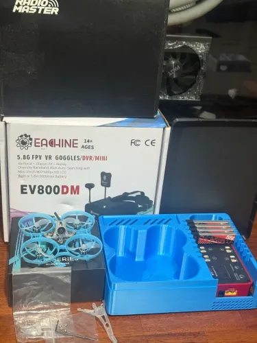 Kit drone Fpv, drone + controle + óculos analógicos + carregador e baterias.