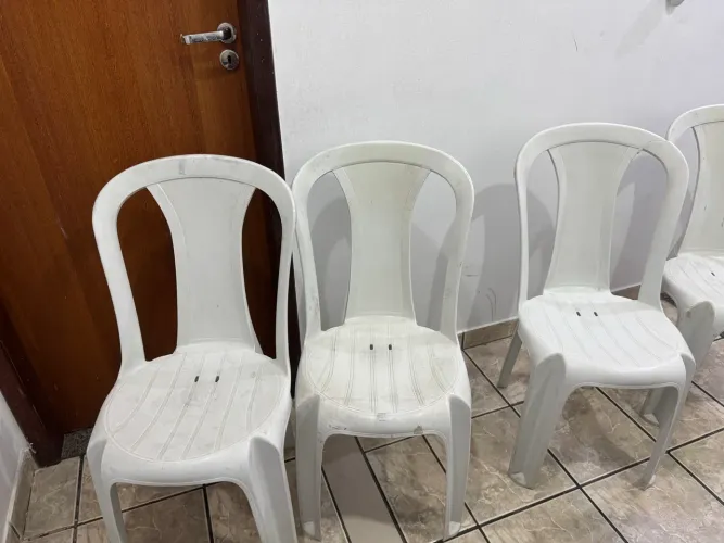 4?Cadeiras de plástico
