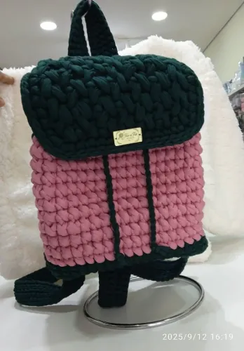 Mochila de crochê confeccionada em fio de malha