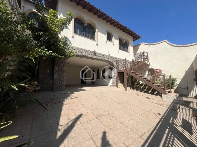 Excelente Casa para Locação e Venda no Mangabeiras ao lado da Praça da Bandeira