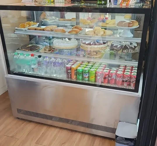 Expositora refrigerada marca Elvi