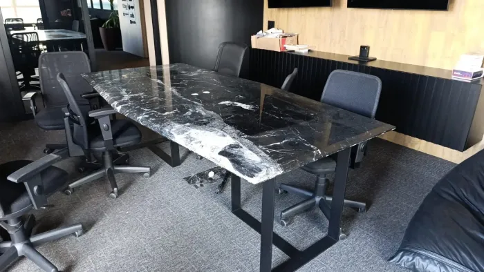 Mesa tampo em mármore italiano / pés em aço preto fosco