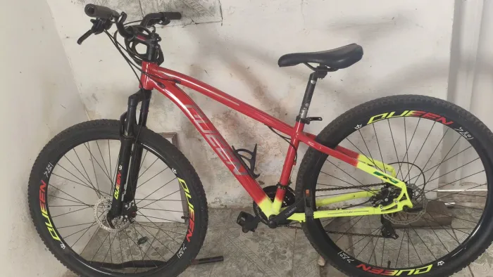 Vendo bicicleta aro 29 Queen com peças Shimano e nota fiscal.