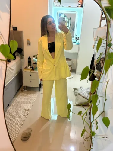 CONJUNTO FLARE E BLAZER AMARELO