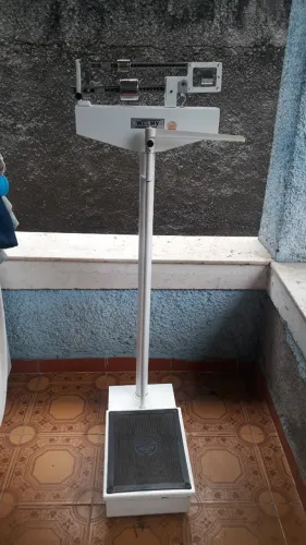 Balança corporal mecânica Wally Hospitalar 110H branca ,are 150kg