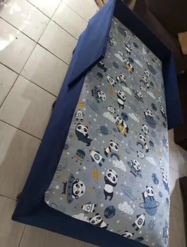Cama com cabeceira e proteção lateral