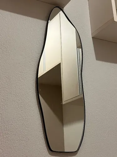 Espelho decorativo orgânico com moldura preta - seminovo, sem detalhes de uso