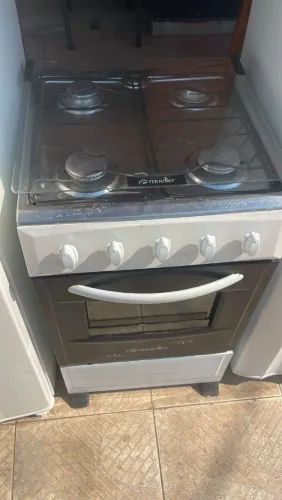Fogão de 4 bocas simples. $320