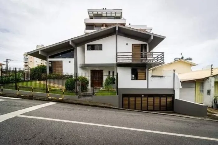 Casa de 04 dormitórios em Coqueiros