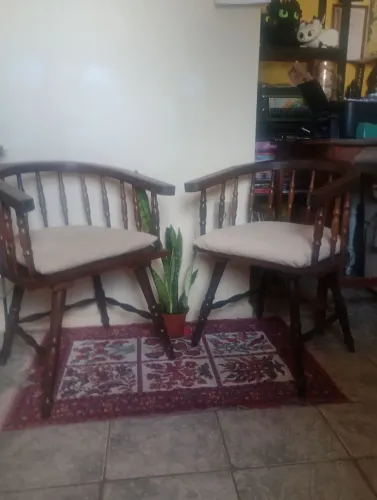Par de Poltronas em Imbuia Torneada.Clássicas, Charmosas e Cheias de Presença
