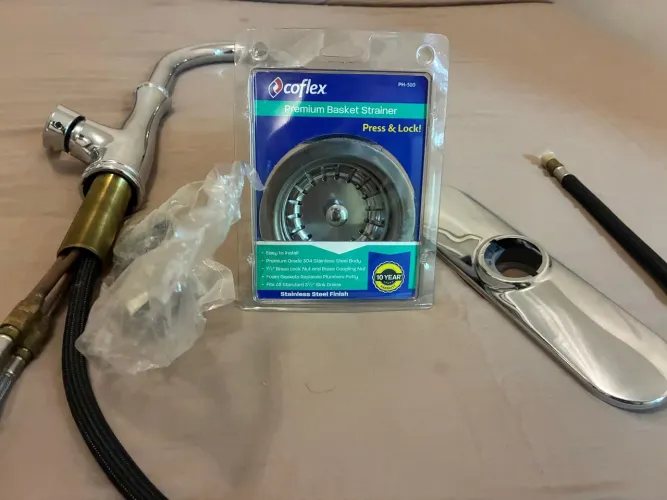 Torneira Kohler cromada com ducha removível para cozinha