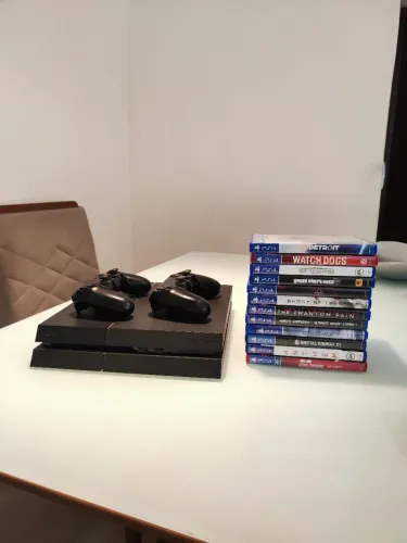 Vendo ps4 em excelente estado, com 12 jogos e duas manetes