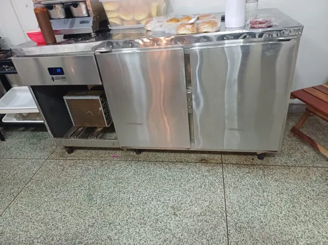Uma mesa de inox inoxidável 