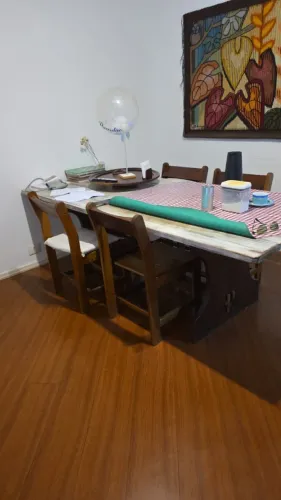 Mesa de Jantar de 8 lugares e 8 cadeiras de madeira MACIÇA da fábrica ALPINA de Terezó